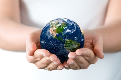 hands holding the earth pictur